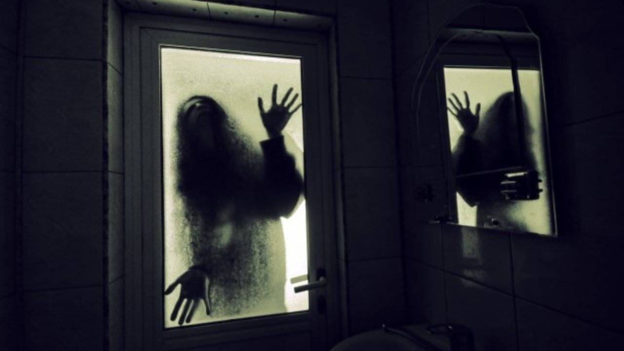 Ghost Busting: বাড়িতে অশরীরি কার্যকলাপের গন্ধ পাচ্ছেন? লক্ষণগুলি চিনে রাখুন