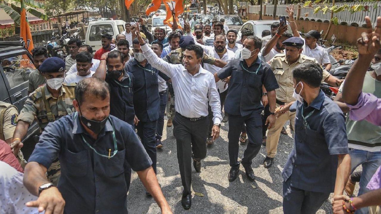 গোয়া: ৪০ আসনের গোয়া বিধানসভায় ২০টি আসন জিতে ক্ষমতা ধরে রাখে বিজেপি। কংগ্রেস জিতেছিল মাত্র ১১টি আসনে। এই রাজ্যে প্রথমবার প্রতিদ্বন্দ্বিতা করেছিল আম আদমি পার্টি এবং তৃণমূল কংগ্রেস। আপ ২টি আসনে জয় পেলেও তৃণমূল কংগ্রেস আসনশূন্যই থাকে।  