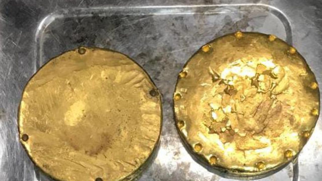 Gold Recover: জুতোর ভিতর থেকে উদ্ধার প্রায় ১৫ লক্ষ টাকার সোনা, গ্রেফতার ২