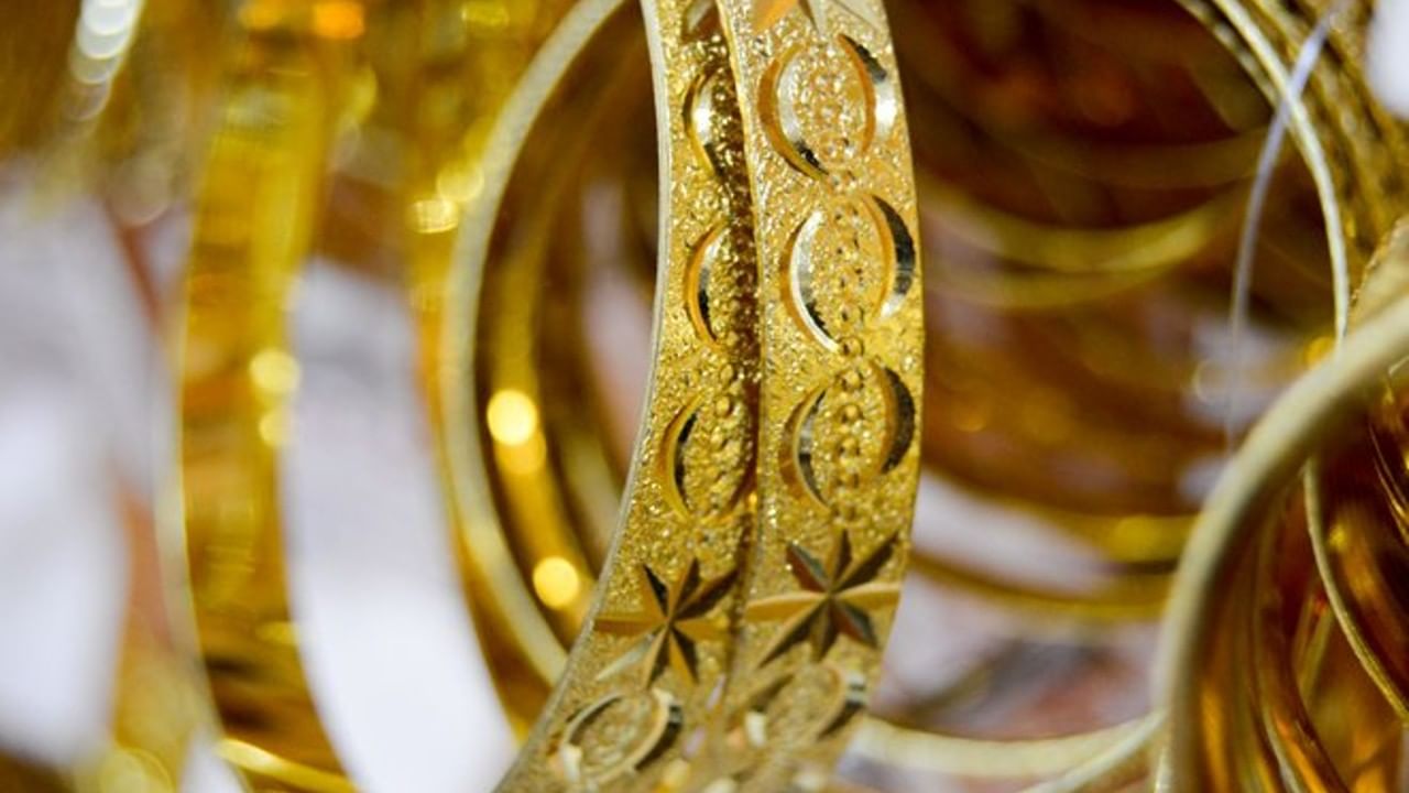 Gold Price Today: সোনার বাজারে আগুন! চড়চড়িয়ে দাম বাড়ছে হলুদ ধাতুর, রুপোর কী হাল?