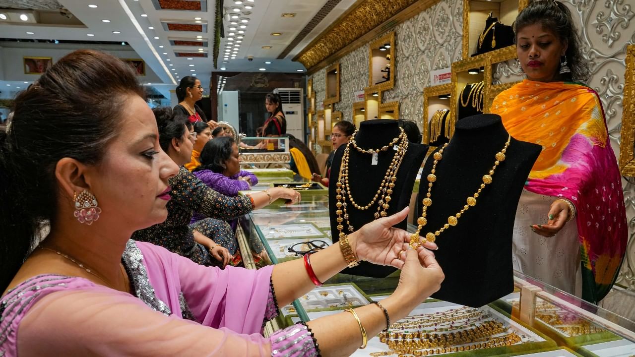 Gold Price Today: সোনা কিনবেন ভাবছেন? আজই সুযোগ, দাম কমেছে হলুদ ধাতুর