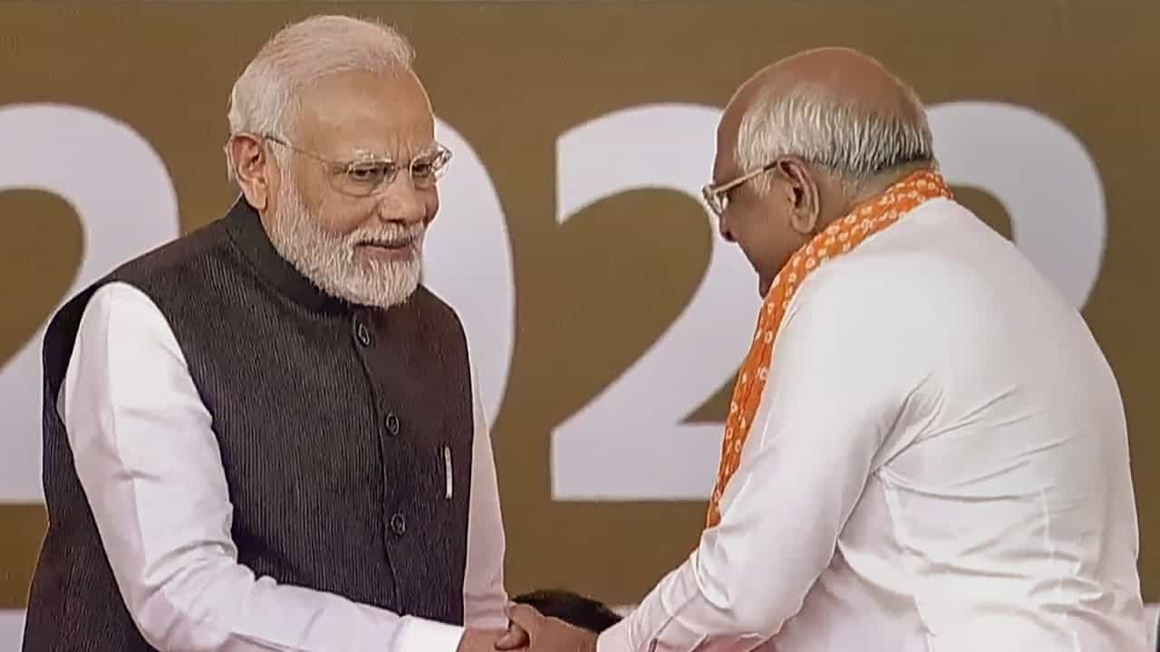 গুজরাটের মুখ্যমন্ত্রী ও মন্ত্রীদের শপথ গ্রহণ অনুষ্ঠানে প্রধানমন্ত্রী নরেন্দ্র মোদীকে স্বাগত জানাচ্ছেন মুখ্যমন্ত্রী ভূপেন্দ্র প্যাটেল।