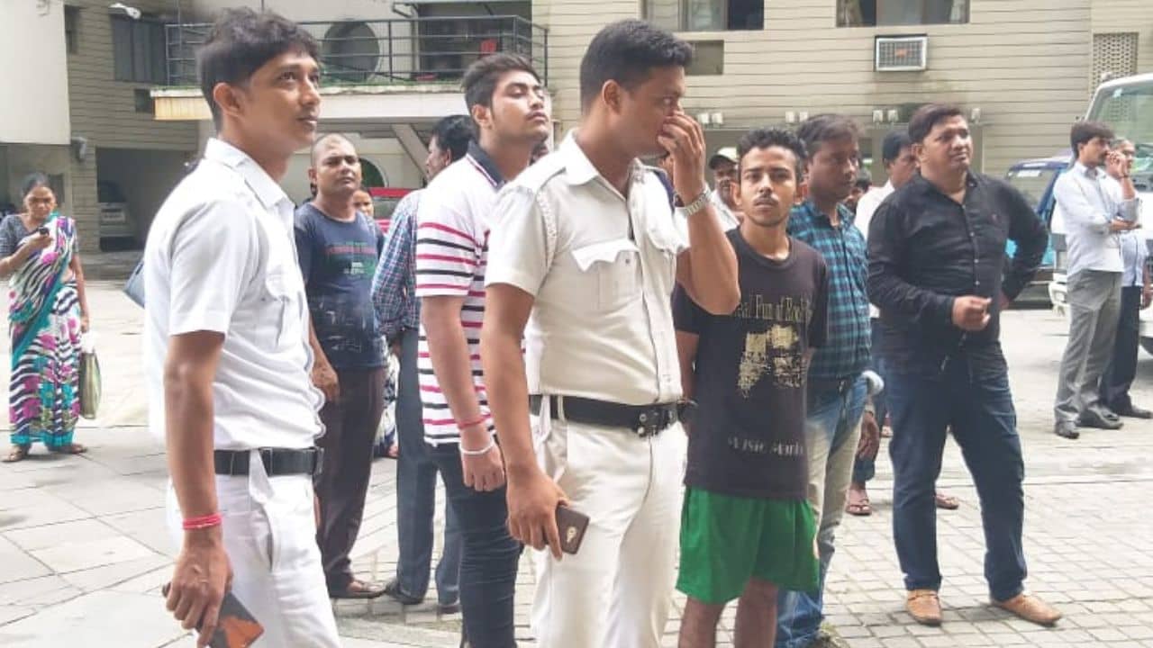 Kolkata Accident: মত্ত অবস্থায় গাড়ি চালাচ্ছিলেন পুলিশ, বাইক আরোহীকে ধাক্কা পুলিশের গাড়ি, চাঞ্চল্য হরিদেবপুরে