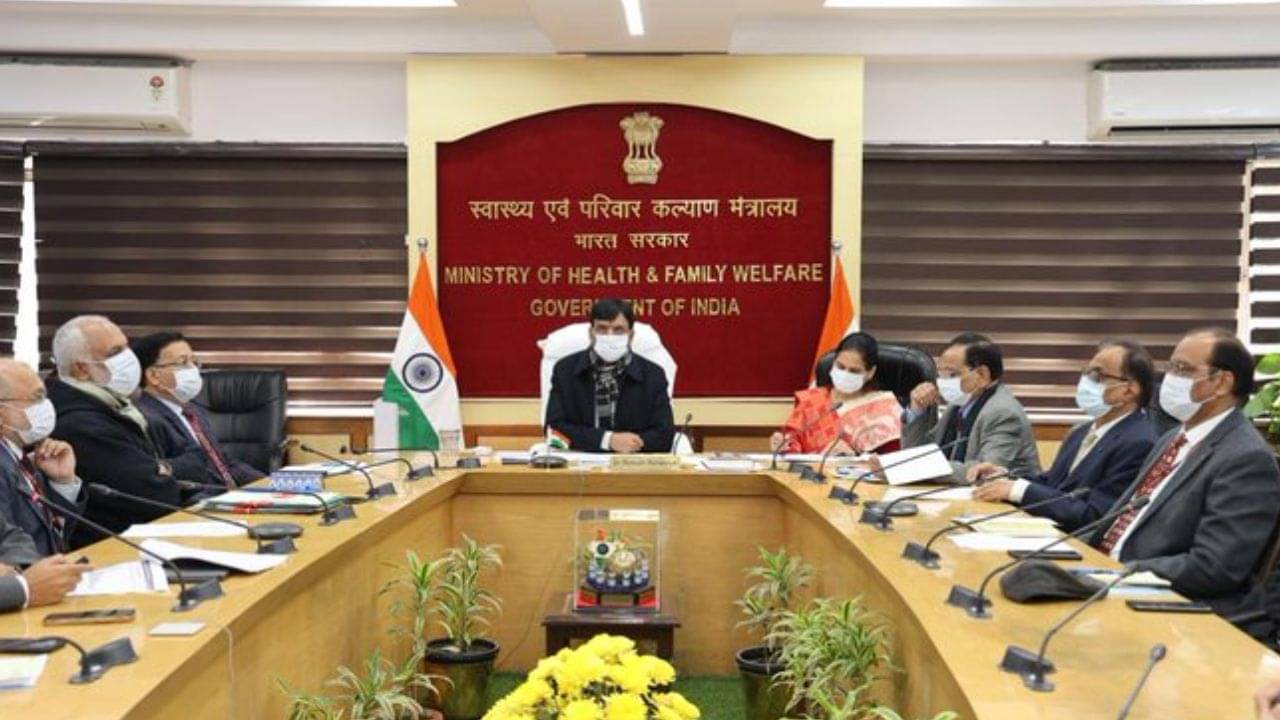 Covid Protocol: ফের মাস্ক মাস্ট? নতুন করে করোনা আবহে মাস্ক পরে বৈঠক বসলেন কেন্দ্রীয় স্বাস্থ্যমন্ত্রী-সহ সব সদস্য