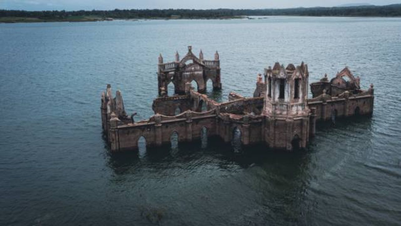 Floating Church: অর্ধেক অংশ জলের তলায়, একা দাঁড়িয়ে যীশু, দেশের কোথায় অবস্থিত এই ভাসমান গির্জা?