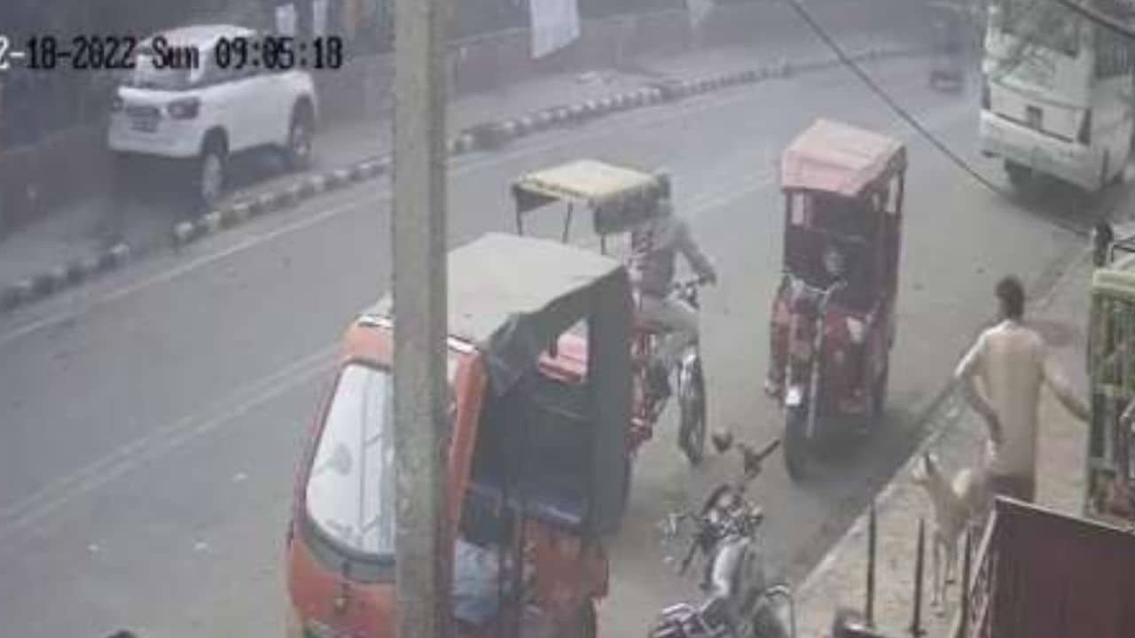 Delhi: দাঁড়িয়ে ছিল ৩ শিশু, দ্রুতগতিতে এসে ফুটপাতে উঠল গাড়ি, CCTV-তে ধরা পড়ল হাড়হিম করা ছবি