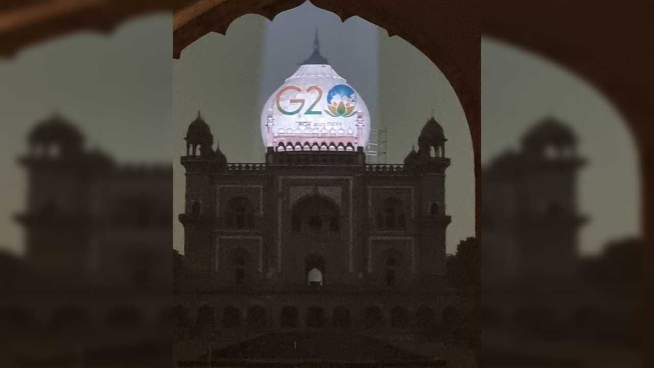 নয়া দিল্লিতে লালকেল্লার পাশাপাশি জি২০-র লোগো দেখা যাচ্ছে 'হুমায়ুন কা মকবরা'তেও। 