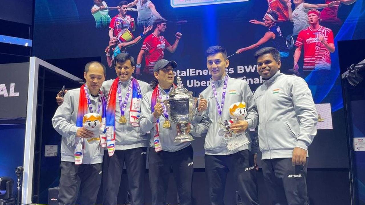 ফাইনালে উঠলেও প্রায় অপ্রতিরোধ্য ইন্দোনেশিয়াকে হারিয়ে থমাস কাপ জয় দূরের স্বপ্ন মনে হচ্ছিল ভারতের কাছে। দলে কিদম্বি শ্রীকান্ত, লক্ষ্য সেন, সাত্ত্বিকসাইরাজ রেনকিরেড্ডি, চিরাগ শেট্টি, এইচএস প্রণয়, কৃষ্ণপ্রসাদ গর্গ, বিষ্ণুবর্ধন গৌড়রা। ১৯৫২, ১৯৫৯, এবং ১৯৭৯ সালে সেমিফাইনালে ওঠা থমাস কাপে ভারতের সেরা সাফল্য ছিল। ২০২২ সালে ফাইনালে পা রেখেই ইতিহাস গড়ে ভারতীয় ব্যাডমিন্টন টিম।(ছবি:টুইটার) 