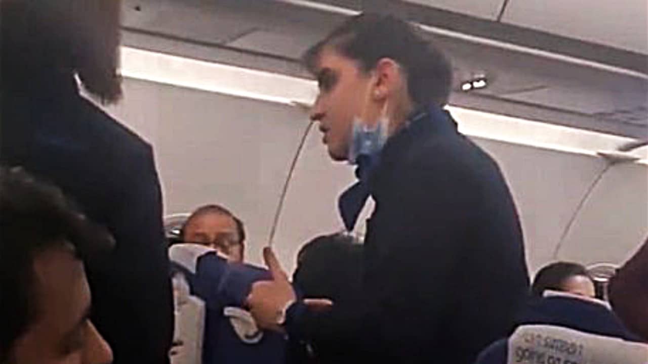 Video: আমি আপনার চাকর নই, অভদ্র যাত্রীর বিরুদ্ধে রুখে দাঁড়ালেন বিমান সেবিকা