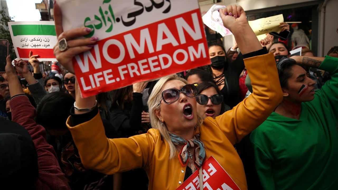 Iran Anti Hijab Protest: হিজাব-বিরোধী আন্দোলনে ‘এক ধাপ’ পিছু হটল প্রশাসন! ইরানে নিষিদ্ধ 'নীতি পুলিশি'