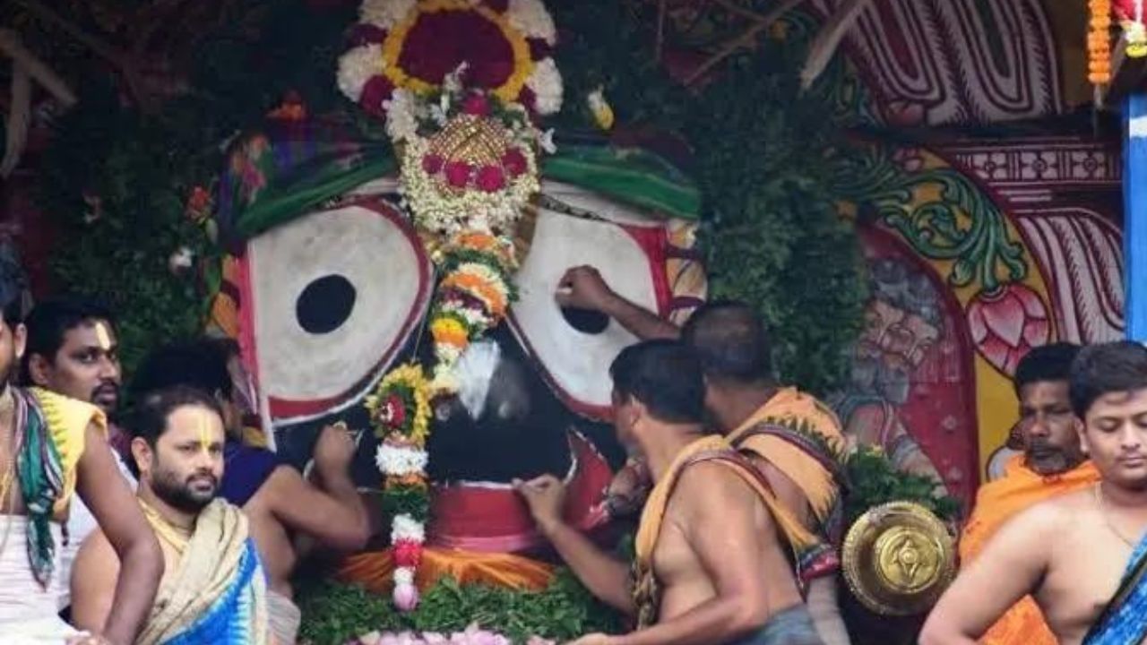 সংক্রান্তি উপলক্ষ্যে ওড়িশায় নতুন ফসল সংগ্রহ করেন কৃষকরা। শুধু তাই নয়, পৌষ মাসে উপলক্ষ উদযাপন করা হয় এই দিন।  হিন্দু ক্যালেন্ডার অনুসারে, পৌষ মাসের ষষ্ঠ দিন চিহ্নিত করে। 