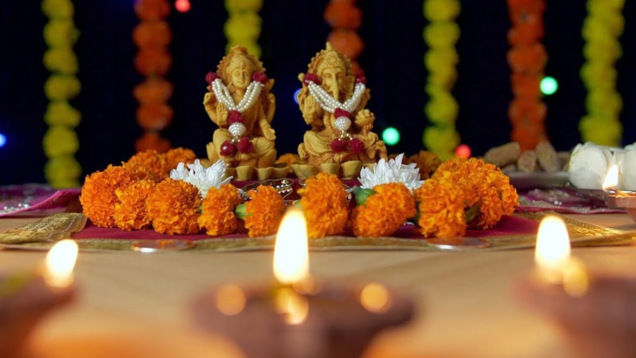 পৌরাণিক কাহিনি অনুসারে, এই দিন থেকে দেবী মহালক্ষ্মী এক মাসের জন্য তার বাপের বাড়িতে যান। এই কারণে, ভগবান জগন্নাথের মা (যশোদা) লক্ষ্মীর জন্য খুব ভোরে উঠে খাবার রান্না করেন ও সেই খাবার তিনি বাপের বাড়ির রাস্তায় খাবার গ্রহণের জন্য নিয়ে যান। সেই রাীতি এখনও পুরীর মন্দিরে পালন করা হয়। এই প্রসাদটি পাহাড়ী ভোগ নামে পরিচিত। এই ভোগটি বল্লভ ভোগের সঙ্গে এই মাসে ভগবানকে দেওয়া হয়।