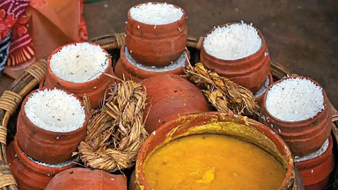 প্রতিদিন মন্দিরে দ্বার ফিতা, আলাতি ও আবকাশ নীতি করা হয়। তারপর দিন অনুসারে দেবতাদের সাজানো হয়। অভ্যন্তরীণ এবং বাইরের মন্দিরের পবিত্রতার পরে, কালো ছোলা এবং গম থেকে তৈরি পিঠা এবং ঘি দিয়ে রান্না করা 'পহিলি ভোগ' হিসেবে দেবতাদের নিবেদন করা হয়। তারপর 'পঞ্চ উপচার বিধি' নামে পরিচিত কিছু আচার-অনুষ্ঠানের মাধ্যমে দেবতাদের পূজা করা হয়। এই মাসে, প্রভুর 'মঙ্গল আলাতির' পরে, ত্রিত্বকে পহিলি ভোগ নিবেদন করা হয়। এ ছাড়া এই মাসজুড়েই ‘ধনু মুয়ান’ উপভোগ করা হয়।