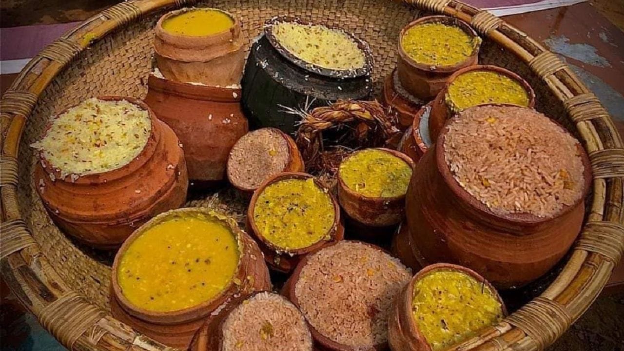 ধনু সংক্রান্তিতে, ওডিশার বারগড় শহরে একটি পথ নাটকের আয়োজন করা হয়। এই ঘটনাটি ভগবান কৃষ্ণের জীবনের বিভিন্ন পর্বকে চিত্রিত করে। এই অনুষ্ঠানের সবচেয়ে গুরুত্বপূর্ণ অংশ হল মথুরা ভ্রমণের জন্য কংস কর্তৃক কৃষ্ণকে পাঠানো আমন্ত্রণ এবং কৃষ্ণ তাকে হত্যা করার জন্য কংসের প্রাসাদে গিয়েছিলেন। শহরের প্রতিটি মানুষ নাটকটিতে অংশগ্রহণ করে এবং পুরো শহরটিকে ভগবান কৃষ্ণের সময়ে ফিরিয়ে আনা হয় এবং মথুরা এবং বৃন্দাবন হিসাবে চিত্রিত করা হয়।