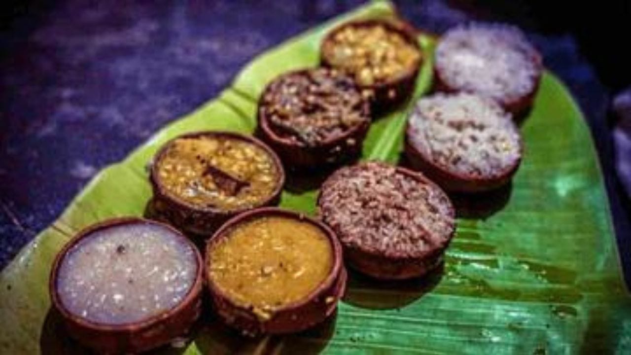 বারগড় ধনু যাত্রা 'সঞ্চার' নামে একটি শিল্পের সঙ্গে ঘনিষ্ঠভাবে জড়িত। এটি শিল্পের একটি 'ত্রিমুখী' রূপ যা গান, সঙ্গীত এবং নৃত্যের সঙ্গে মৃদঙ্গম প্রধান তাল বাদ্যযন্ত্রের সঙ্গে পরিবেশিত হয়। এই সময়কালে হিন্দুস্তানি সঙ্গীত, দাদরা, রূপক, সদর ঝাপটাল, ঝুম্পা এবং কর্ণাটিক সঙ্গীতের ধ্রুবাল, আটতাল ইত্যাদি। ব্যবহৃত. ডালখাই, রাসারকেলি, ভাগবত, রামায়ণও গাওয়া হয়।