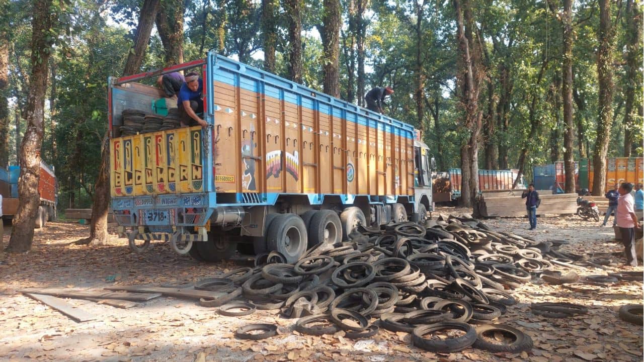 Jalpaiguri Smuggling: লরি ভর্তি টায়ার, তার ভিতর উঁকি দিতেই দেখা গেল...