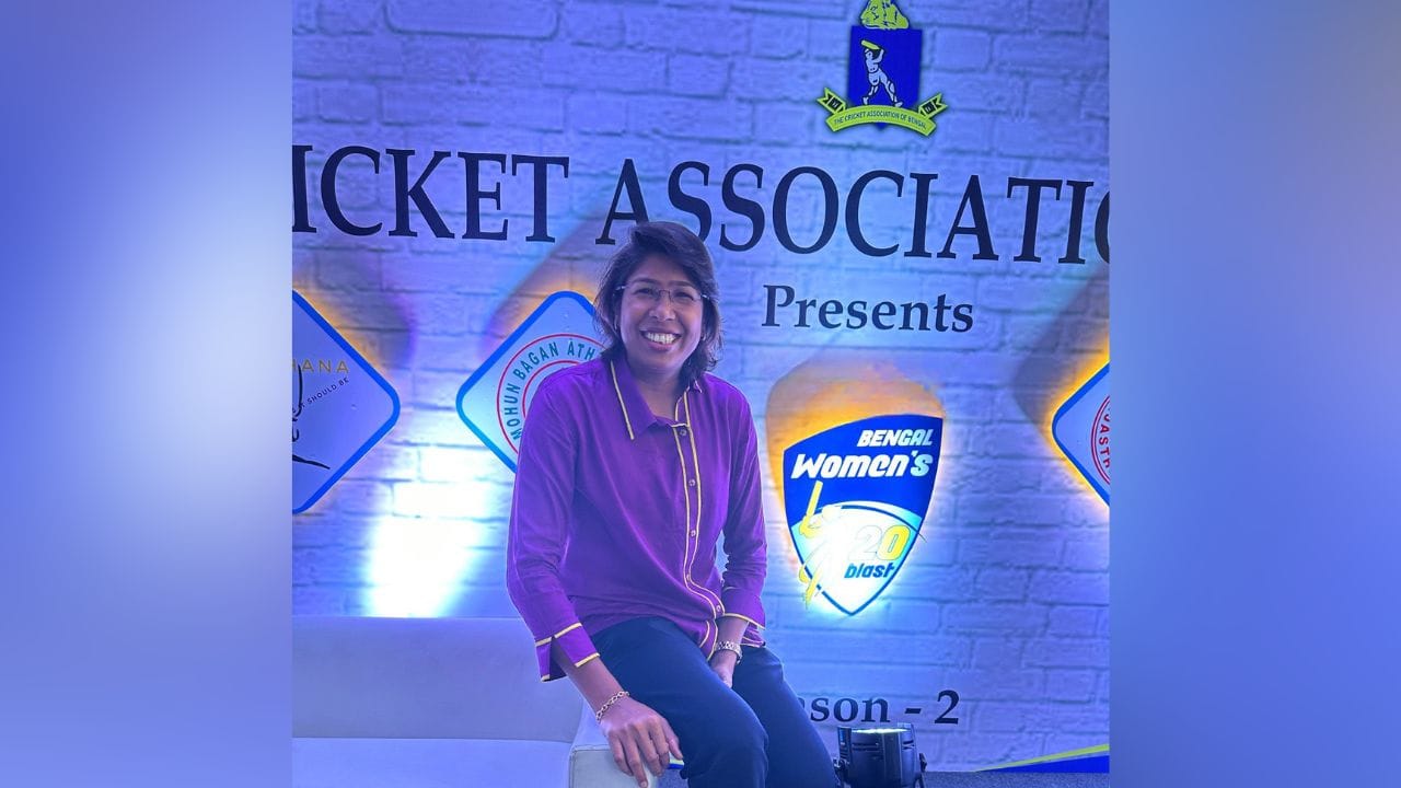 চাকদহ এক্সপ্রেসের এই পোস্ট আলোড়ন ফেলে দিয়েছিল সোশ্য়াল মিডিয়ায়। ঝুলনের অবসরের খবরে তাঁর অনুরাগীদের মন ভারাক্রান্ত হয়ে গিয়েছিল। ছবি: টুইটার