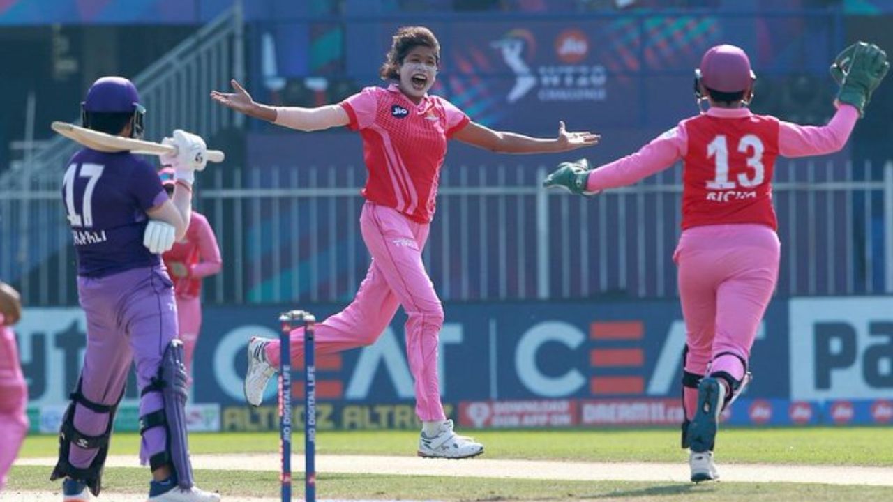 ২০০২ সালে ওয়ান ডে ক্রিকেটের মাধ্যমে আন্তর্জাতিক ক্রিকেটে অভিষেক হয় ঝুলনের। ২০২২ সালের ২৪ সেপ্টেম্বর ইংল্যান্ডের বিরুদ্ধে কেরিয়ারের শেষ ওয়ান ডে খেলেন। ছবি: টুইটার