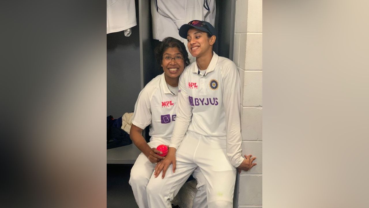 সোশ্যাল মিডিয়ায় ঝুলন লিখেছিলেন, 'অবশেষে দিনটা চলেই এল। সব যাত্রা যে ভাবে শেষ হয় আমার ২০ বছরের ক্রিকেটের যাত্রাও সে ভাবেই শেষ হল। সবধরনের ক্রিকেট থেকে আমি অবসর ঘোষণা করছি।'  ছবি: টুইটার