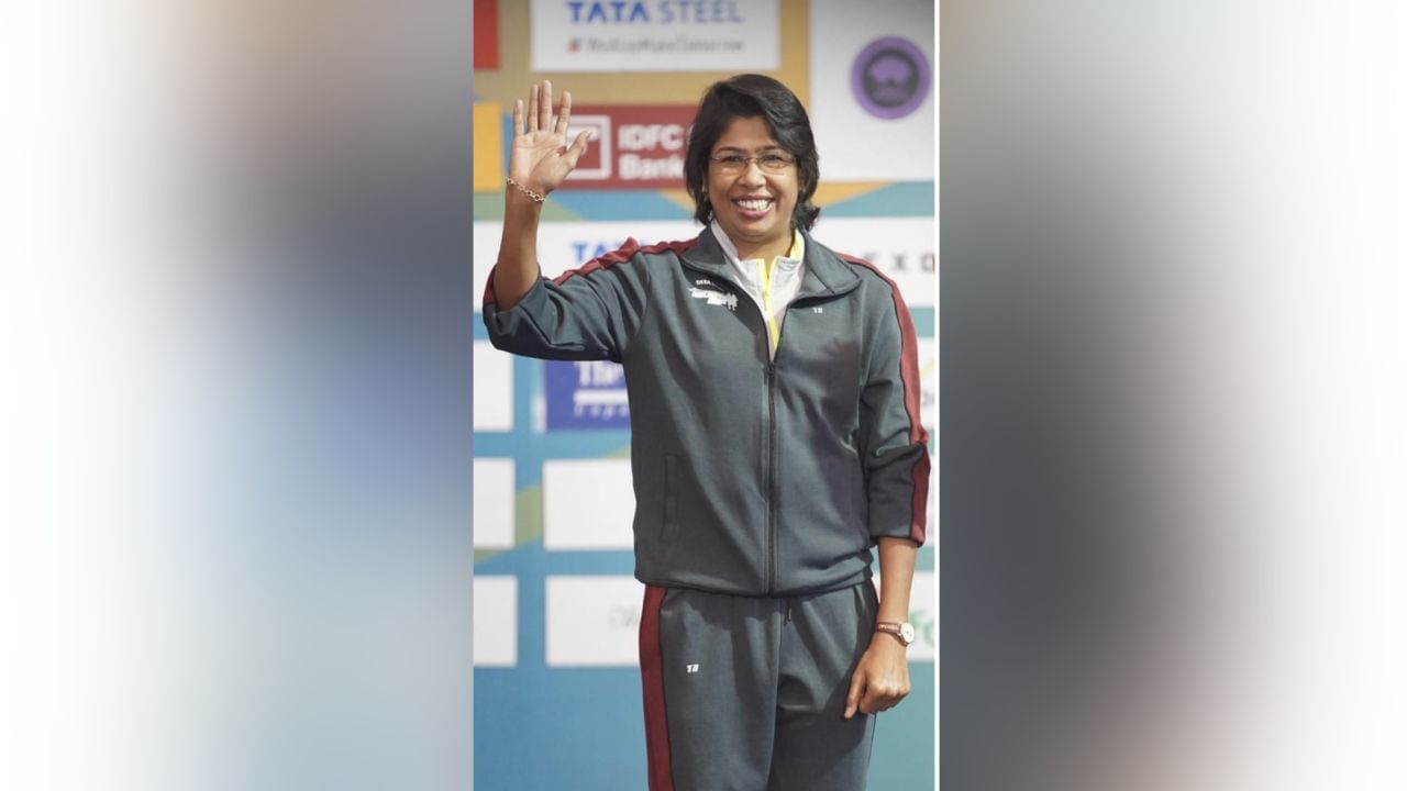 ইংল্যান্ডের বিরুদ্ধে একদিনের সিরিজ খেলে গত ২৫ সেপ্টেম্বর ক্রিকেটকে বিদায় জানিয়েছেন ভারতীয় ক্রিকেটর ঝুলন গোস্বামী। সব ধরনের ক্রিকেট থেকে অবসর ঘোষণা করেছিলেন তিনি। ছবি: টুইটার