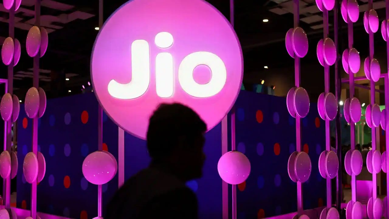 এদিকে আবার Jio একটি 749 টাকার প্রিপেড প্ল্যানও লঞ্চ করেছে। 90 দিন বৈধতার সেই প্রিপেড প্ল্যানে আনলিমিটেড কলিংয়ের সঙ্গে প্রতিদিন 2GB করে ডেটাও অফার করা হচ্ছে। এছাড়াও রয়েছে আনলিমিটেড ভয়েস কলিং, প্রতিদিন 100টি করে SMS এবং সমস্ত Jio Apps সম্পূর্ণ বিনামূল্যে ব্যবহারের সুবিধা। 