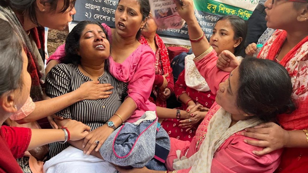 Job Seekers Protest: নিয়োগের দাবিতে ৩ দিন ধরে অনশন, অসুস্থ হয়ে পড়লেন বিক্ষোভকারী