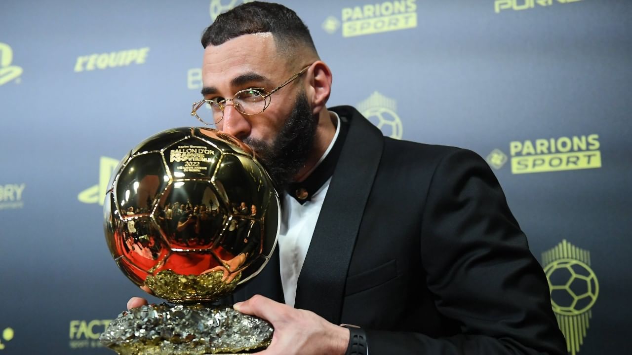 সাদা জার্সিতে ফুল ফুটিয়ে প্রত্যাশিত ভাবেই জয় করে নেন এই খেতাব। বায়ার্ন মিউনিখের সদিও মানে, ম্যাঞ্চেস্টার সিটির কেভিন ডি ব্রুইনদের পিছনে ফেলে জিতে নেন এই ঐতিহ্যবাহী পুরস্কার। ছবি: টুইটার