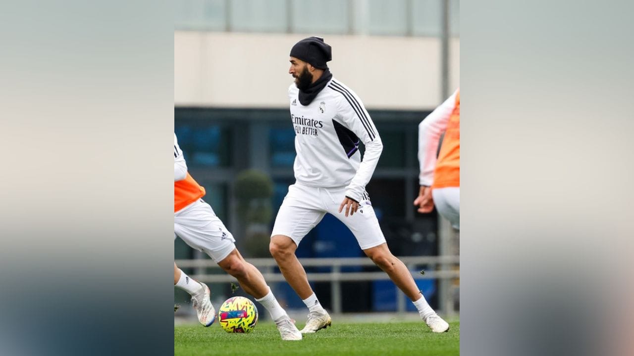 ২০০৯ সালে রিয়াল মাদ্রিদে যোগ দেওয়ার পর কখনোই সেভাবে আলোচনায় আসতে পারেননি রিয়াল মাদ্রিদ তারকা বেঞ্জেমা। কেরিয়ারের সোনালি সময়টা কাটিয়েছেন পর্তুগিজ সুপারস্টার ক্রিশ্চিয়ানো রোনাল্ডোর ছায়া হয়েই। তবে কেরিয়ারের প্রায় শেষ প্রান্তে এসে এই জয় তাঁর জীবনের বড় একটি জয় ছিল। ছবি: টুইটার