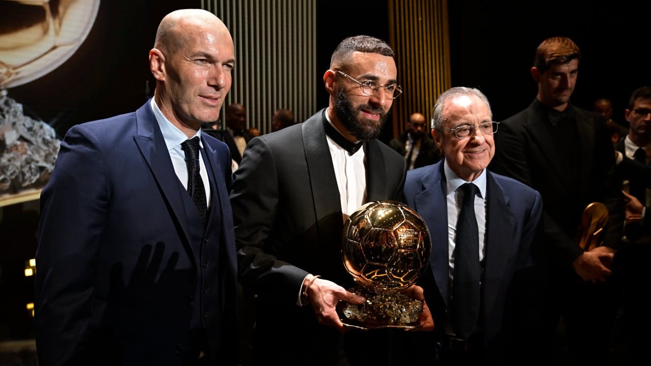 বেঞ্জেমার হাতে এই পুরস্কার তুলে দিয়েছিলেন, ১৯৯৮ ব্যালন ডি'অর জয়ী তারকা জিনেদিন জিদান। ৩৪ বছর বয়সে এই পুরস্কার পেয়েছিলেন বেঞ্জেমা। এই বয়সে এই খেতাব জয়ের নজির ফুটবলে বিশেষ নেই বললেই চলে। ছবি: টুইটার