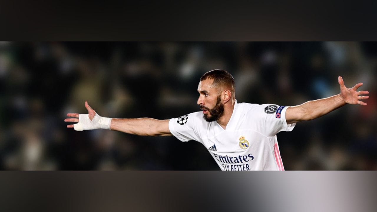 অক্টোবর মাসে প্যারিসে বসেছিল বসেছিল ব্যালন ডি’অরের ৬৬তম আসর। সেই আসরেই রিয়াল মাদ্রিদ তারকা করিম বেঞ্জেমার হাতে উঠেছিল ব্যালন ডি'অর খেতাব। ছবি: টুইটার