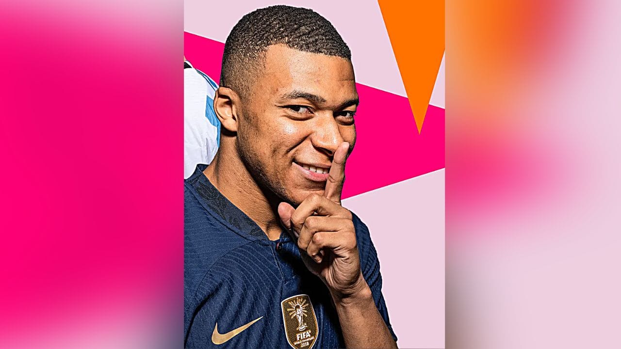 শুধু গোল্ডেন বুটের লড়াইতেই এগিয়ে নেই ফরাসি সুপারস্টার। ব্যাক্তিগত জীবনে মহিলা মহলেও যে তাঁর বেশ চাহিদা রয়েছে তা বোঝাই যাচ্ছে। ছবি: টুইটার