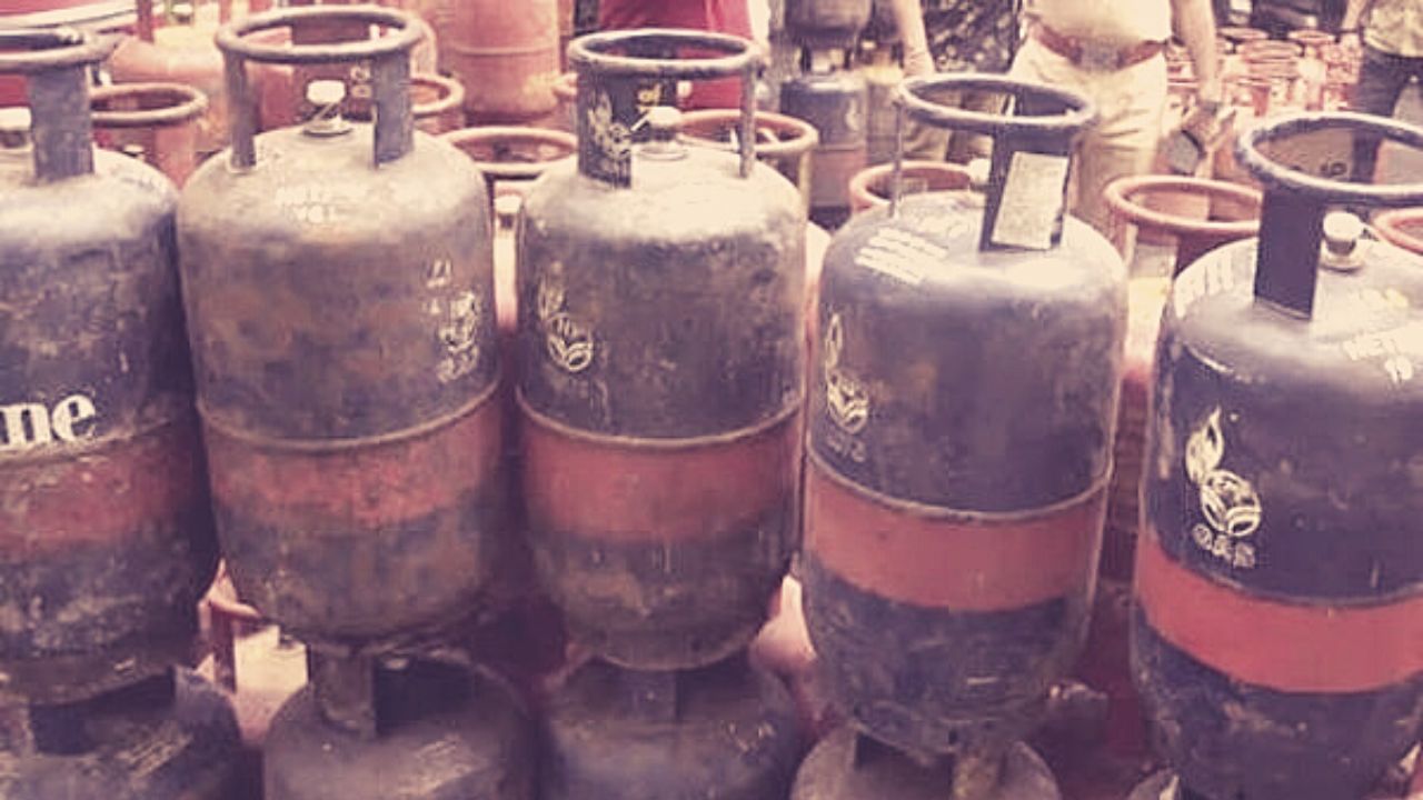 LPG Price Hike: নতুন বছরেই হেঁশেলে ছ্যাঁকা, কাল থেকেই বাড়ছে গ্যাসের দাম