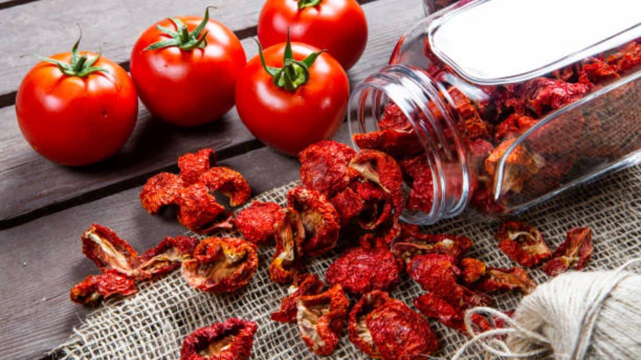 Dry Tomatoes: পাকা কিংবা কাঁচা নয়, শুকনো টমেটোই অ্যান্টিঅক্সিডেন্টের খনি, উপকারিতা জানেন?