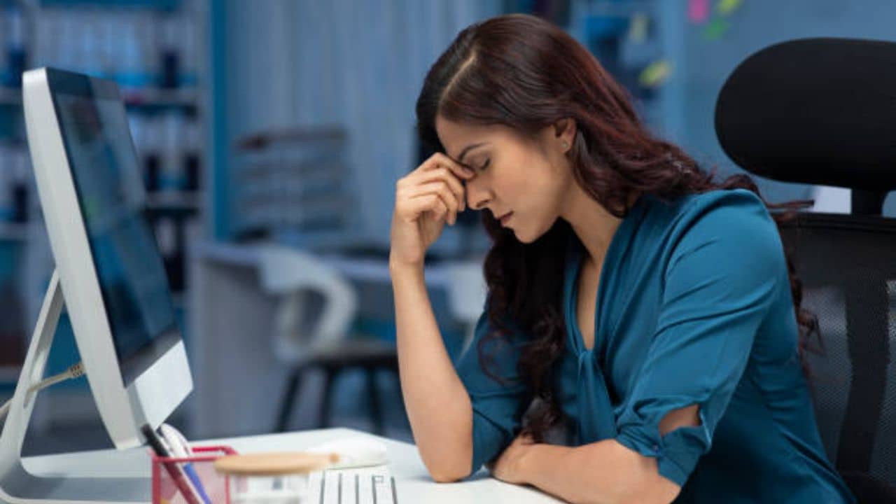 Health Risk Of Sitting Too Long: একটানা ৮ ঘণ্টা বসেই কাজ করেন? এই মারণ রোগের কবলে পড়তে পারেন কিন্তু!