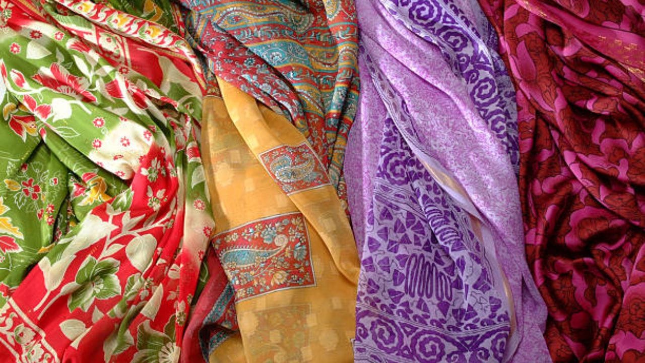 সিল্কের শাড়ি বাড়িতে না ধোওয়াই ভাল। যদি ধুতে হয় তাহলে একেবারে মাইল্ড লিক্যুইড সোপ ব্যবহার করতে হবে। এতে শাড়ি ভাল থাকে। তবে সবচাইতে ভাল যদি শাড়ি ড্রাই ক্লিনিং-এ দেন। এতে শাড়ি নষ্ট হওয়ার কোনও সম্ভাবনা থাকে না। এই শাড়ি আয়রন করার সময়ও সাবধানতা অবলম্বন করবেন। কোনও সুতির কাপড় রেখে তবেই আয়রন করুন।