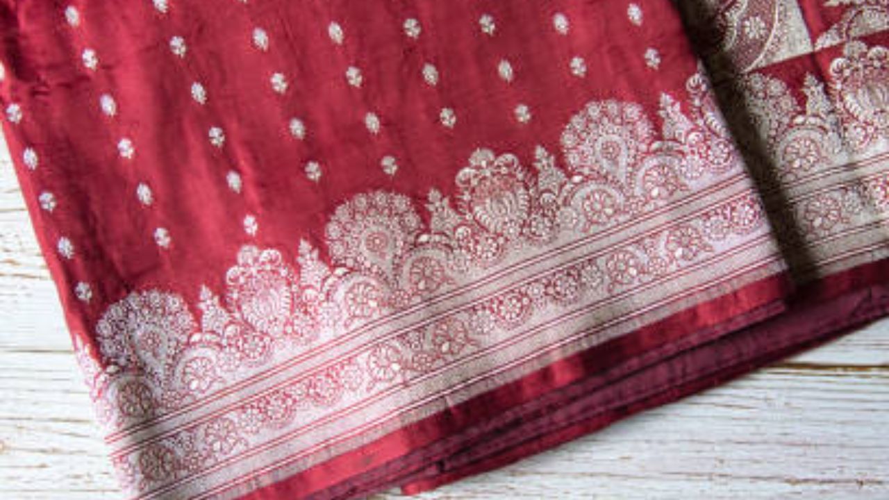 সিল্কের শাড়ি ভাল রাখতে তা কোনও শিফন কাপড়ে মুড়ে আলমারিতে রাখুন। বিশেষত বেনারসি, কাতান বেনারসি। এভাবে রাখলে তা অনেকদিন পর্যন্ত ভাল থাকে। শাড়িতে যাতে হাওয়া না লাগে সেইদিকে খেয়াল রাখুন। একই সঙ্গে অন্ধকার কোথাও শাড়ি রাখুন। এতে রঙ অনেকদিন পর্যন্ত ভাল থাকে।