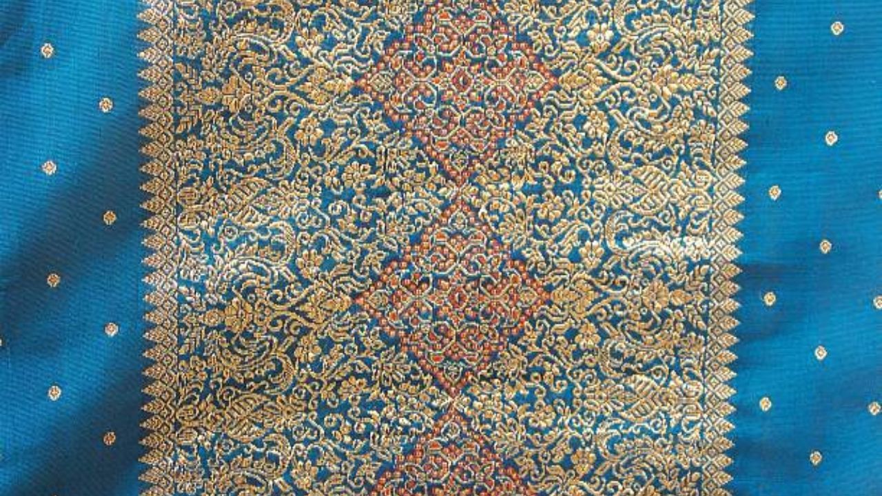 তবুও এই কিছু নিয়ম মেনে রাখতে পারলে সিল্ক শাড়ি বহুদিন পর্যন্ত ভাল থাকে। ভাদ্রের রোদে অনেকেই শাড়ি রোদে দেন। শাড়ি দীর্ঘদিন ভাল রাখতে হলে তা রোদে দেওয়া জরুরি। এছাড়াও যদি শাড়ি পরে কোথাও যান তাহলে বাড়ি ফিরে আগে শাড়ি খুলে সুন্দর করে পাট করে হাওয়াতে রাখুন। আগে যাতে ঘাম শুকিয়ে যায় সেইদিকে খেয়াল রাখুন।