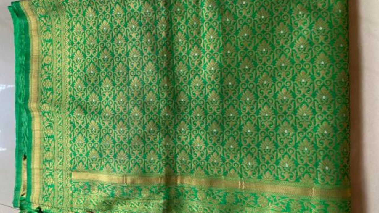 শাড়িকে আগলে রাখতে জানতে হয়। তেমনই শাড়িকে যত্ন করে পরতেও হয়। শিফন, জর্জেট, হ্যান্ডলুম যতই শাড়ির রমরমা হোক না কেন সিল্ক শাড়ির গুরুত্বই অন্যরকম। বছরের পর বছর একভাবে আলমারিতে যদি সিল্কশাড়ি পড়ে থাকে তাহলে তা ভাঁজে ভাঁজে কেটে যাওয়ার সম্ভাবনা থাকে।