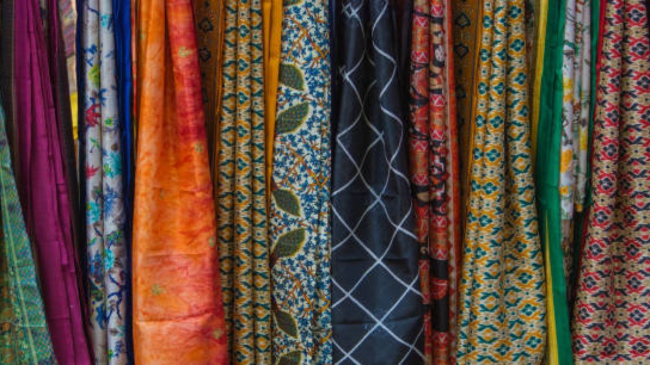 প্রতিটি শাড়ির নেপথ্যে একটি করে গল্প থাকে। আর তাই সকলেই তাঁর শাড়ি যত্নে রাখতে চান। কিছু শাড়ি এমন থাকে যা প্রজন্মের পর প্রজন্ম জুড়ে চলতে থাকে। যতই জিন্সের রমরমা হোক না কেন শাড়ির ঐতিহ্যই আলাদা। 