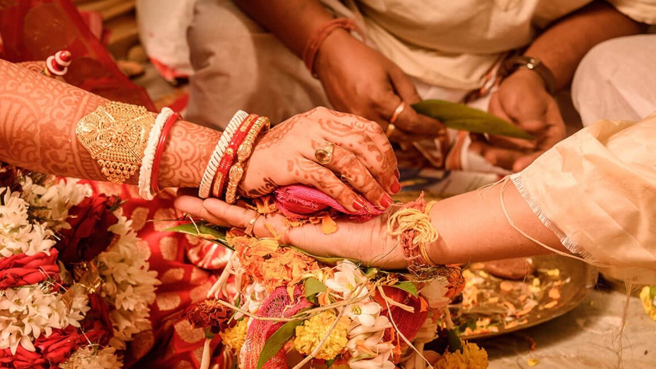 নববধূ: সকালে যদি আপনি সদ্য বিবাহিত মহিলাকে সাজানো বা গাড়ির মধ্যে দেখেন তাও একটি ভাল লক্ষণ। বিশ্বাস করা হয় যে সমস্ত সমস্যা থেকে মুক্তি পাওয়ার পরে আপনি সামনের দিকে এগিয়ে যাবেন ও কর্মজীবনে সাফল্য পাবেন। সম্পূর্ণরূপে সুশোভিত নারীকে দেবী লক্ষ্মীর রূপ মনে করা হয়। সকালে এমন মহিলাকে দেখার অর্থ হল ভাগ্য আপনার প্রতি দয়ালু হতে চলেছে। শীঘ্রই দেবী লক্ষ্মীর আশীর্বাদ পাবেন।
