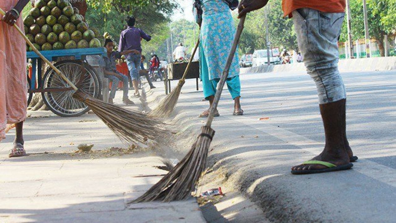 সাফাই কর্মী: অফিসে যাওয়ার সময় ঝাড়ুদারদের রাস্তা ঝাড়ু দিতে দেখা খুবই শুভ বলে মনে করা হয়। আসলে ঝাড়ুকে দেবী লক্ষ্মীর প্রতীক হিসাবে বিবেচনা করা হয়। কাউকে ঝাড়ু দিতে দেখার অর্থ হল আপনার সাফল্যের পথে যে সমস্ত বাধা এবং প্রতিবন্ধকতা এসেছিল তা দূর হয়ে যাবে। বুঝবেন আপনি সাফল্যের পথে রয়েছেন। 