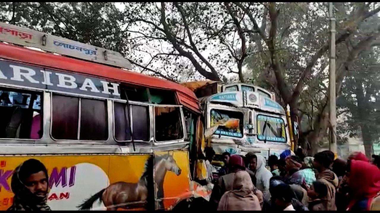 Murshidabad Bus Accident: ঘন কুয়াশার মাঝেও পাশ কাটাতে চেয়েছিলেন চালক, মুর্শিদাবাদে ভয়াবহ বাস দুর্ঘটনা, একাধিক মৃত্যুর আশঙ্কা