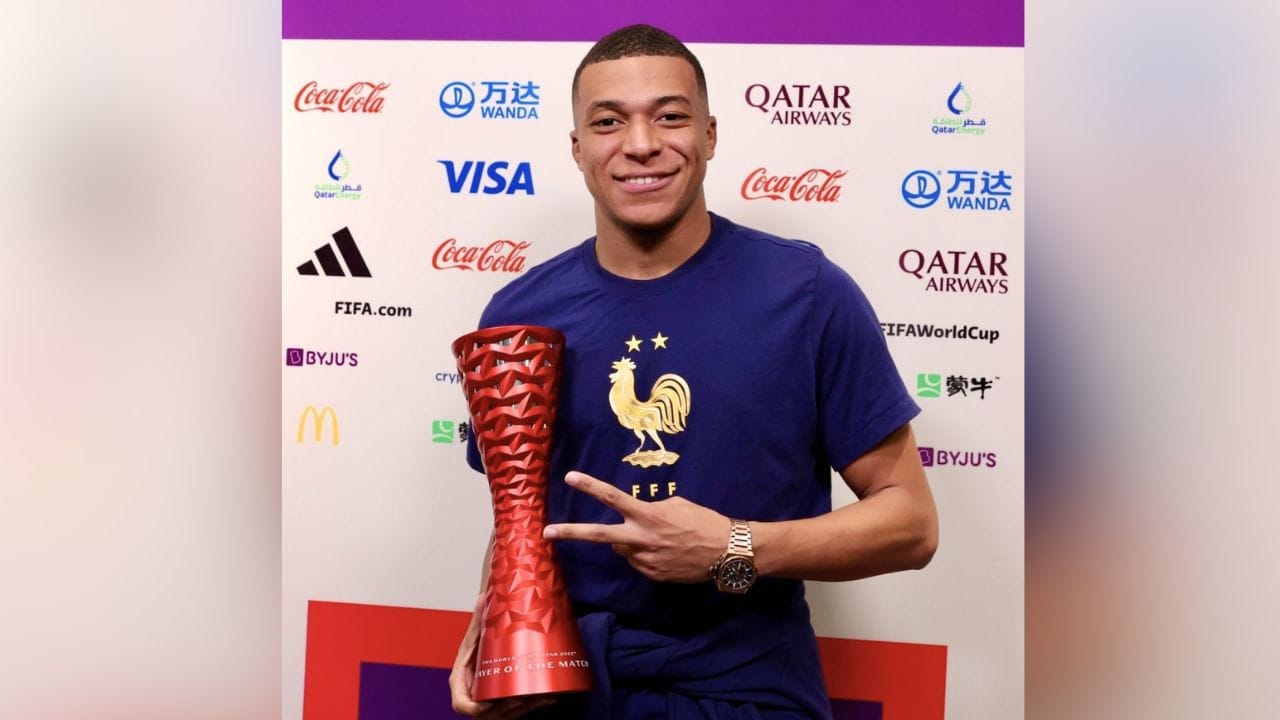শুধু বিশ্বকাপের ময়দানই কাঁপাচ্ছেন না ফরাসি তারকা কিলিয়ান এমবাপে। সেই সঙ্গেই জিতে নিয়েছেন ব্যাক্তিগত জীবনে একটি নয় একাধিক ট্রফি। ছবি: টুইটার