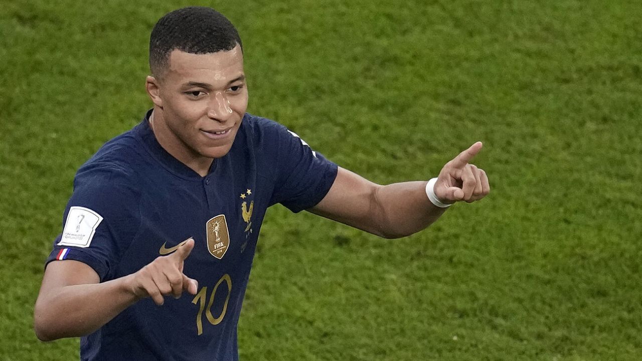 রোনাল্ডো যে বিশ্বের সবচেয়ে দামি ফুটবলার হতে চলেছেন তা নিয়ে কোনও সন্দেহ নেই। তবে সিআর সেভেনের পরে দামিদের তালিকায় আর কারা রয়েছেন, একবার চোখ বুলিয়ে নেওয়া যাক। রোনাল্ডোর পরই এই তালিকায় রয়েছেন কিলিয়ান এমবাপে।পিএসজি তারকার আয় ১০৪,১৩৭,০৮০ মিলিয়ন ইউরো। ভারতীয় মুদ্রায় টাকার অঙ্কটা গিয়ে দাঁড়াবে কয়েকশো কোটি টাকা। কাতার বিশ্বকাপে দুর্দান্ত পারফরম্যান্স তাঁর। ইতিমধ্যেই দুই ম্যাচে সেরা হয়েছেন তিনি।ফ্রান্সের হয়ে শেষ ম্যাচে ২ গোল করেন তিনি।(ছবি : টুইটার)