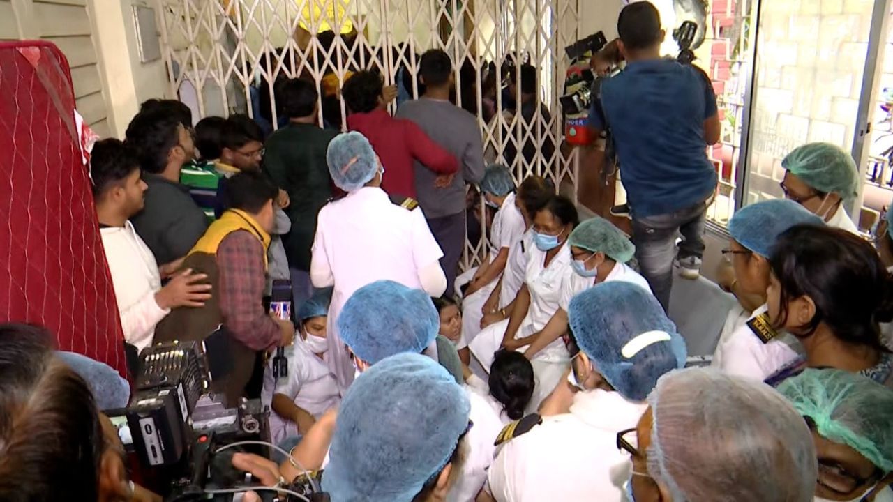 Calcutta Medical College: 'শিরদাঁড়া সোজা করে লড়াই করছি', বলছেন মেডিক্যালের পড়ুয়ারা, কোন পথে রোগীদের ভোগান্তি শেষ হবে?