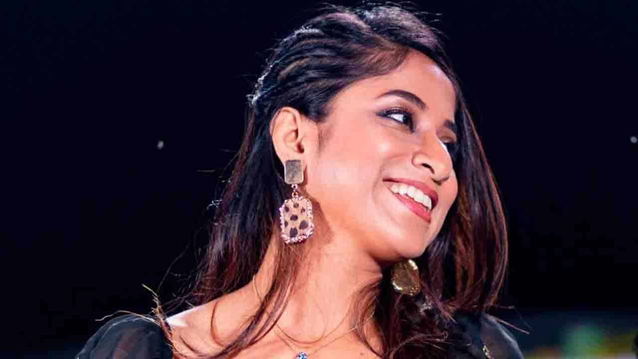 এবার টি-সিরিজ়ের হয়ে গান গাইলেন বাঙালি গায়িকা মেখলা দাশগুপ্ত। তিনি গাইলেন বিখ্যাত 'শ্রাবণের ধারার মতো' রবীন্দ্রসঙ্গীতটি।