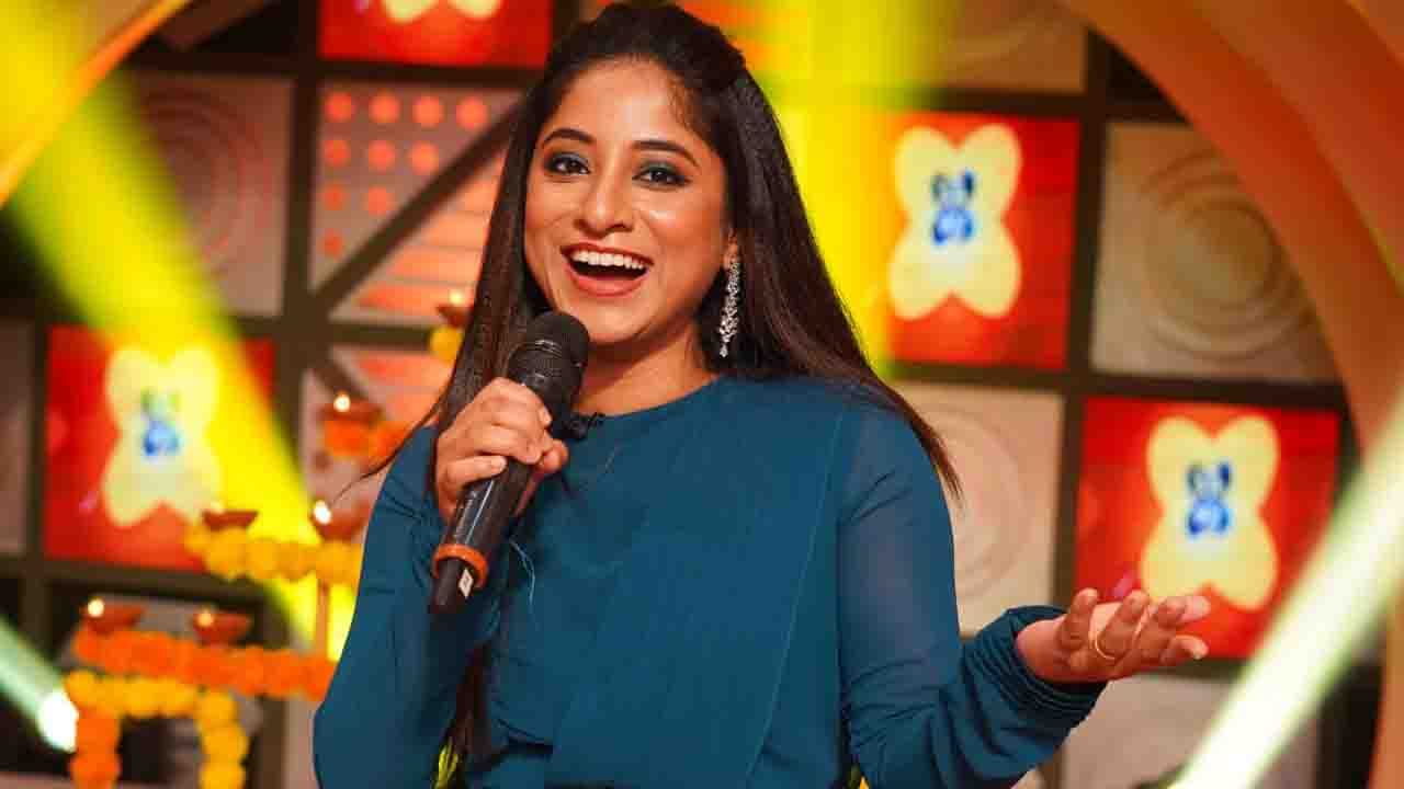 গানে ফিচার করা হয়েছে মেখলাকেই। দেখা যাচ্ছে, তিনি বাড়ি ফিরেছেন এবং সকলকে সারপ্রাইজ় দিয়েছেন। তাঁকে দেখে সকলেই খুবই উচ্ছ্বসিত হয়েছেন।