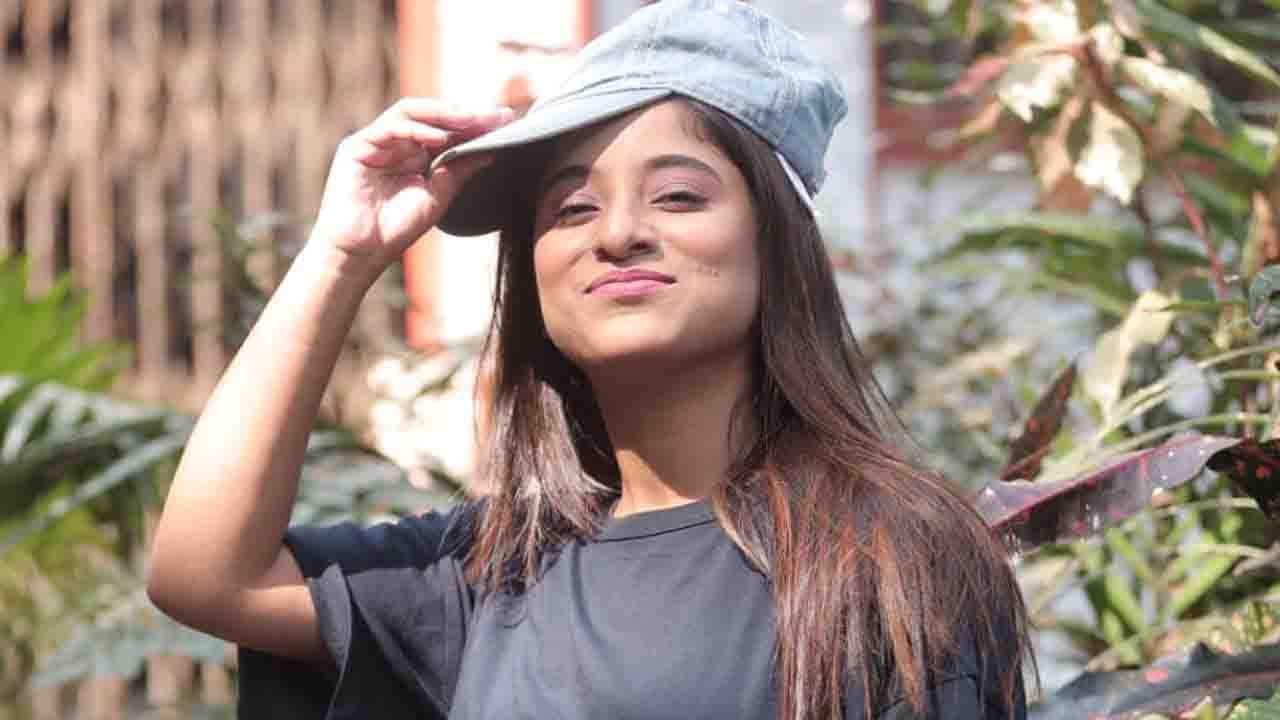 ২০১৬ সালের জ়ি বাংলা সা রে গা মা পা-তে অংশগ্রহণ করেছিলেন মেখলা। কলকাতা বিশ্ববিদ্যালয় থেকে অর্থনীতিতে স্নাতক মেখলা শেষমেশ গানকেই পেশা হিসেবে বেছে নিয়েছেন। বাংলা সিনেমাতেও তিনি নিয়মিত প্লেব্যাক করেছেন। কেবল তাই নয়, বাংলা সিরিয়ালের জন্যেও গান করেন তিনি।