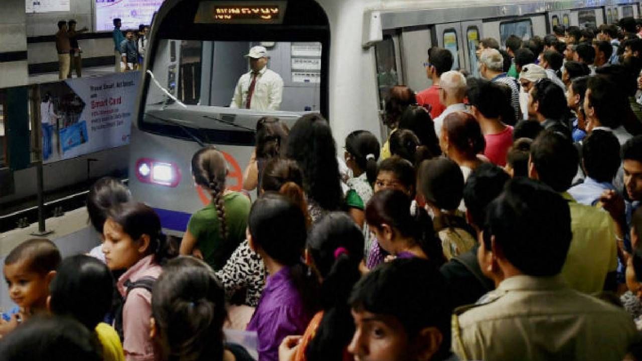 বড়দিনে (Christmas) চলেছিল অতিরিক্ত মেট্রো (Metro Rail)। এবার বর্ষবরণের দিনেও অতিরিক্ত মেট্রো চলতে চলেছে কলকাতায়। ১ লা জানুয়ারি মেট্রো পরিষেবা বাড়ল দক্ষিণেশ্বর-কবি সুভাষ রুটে। ওই দিন ১৩০ জোড়া মেট্রোর পরিবর্তে চলবে ১৮৮ জোড়া মেট্রো। বছরের শুরুর দিনে যাত্রী ভিড় সামাল দিতেই এই সিদ্ধান্ত নেওয়া হয়েছে বলে জানা যাচ্ছে। 