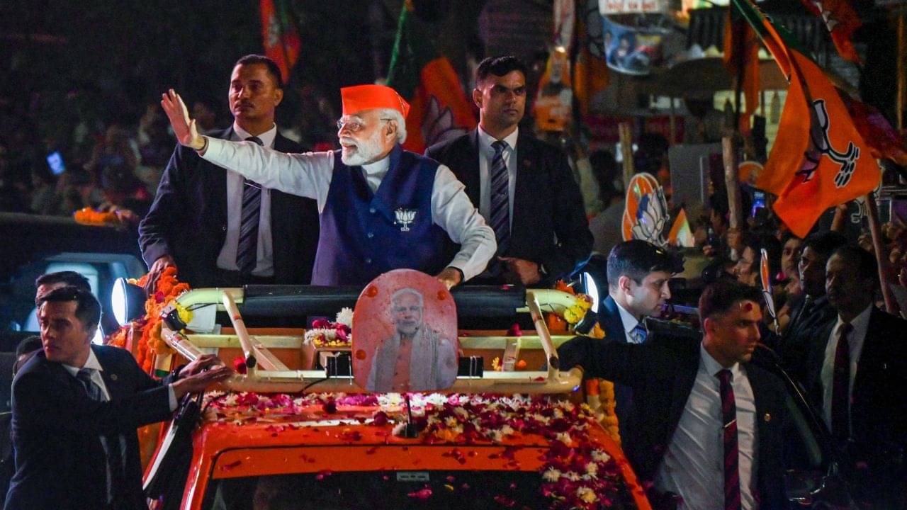 Narendra Modi:  ১৬টি কেন্দ্র, ৫০ কিমি পথ! ৪ ঘণ্টাতেই গুজরাটবাসীর মন জয় করলেন নমো